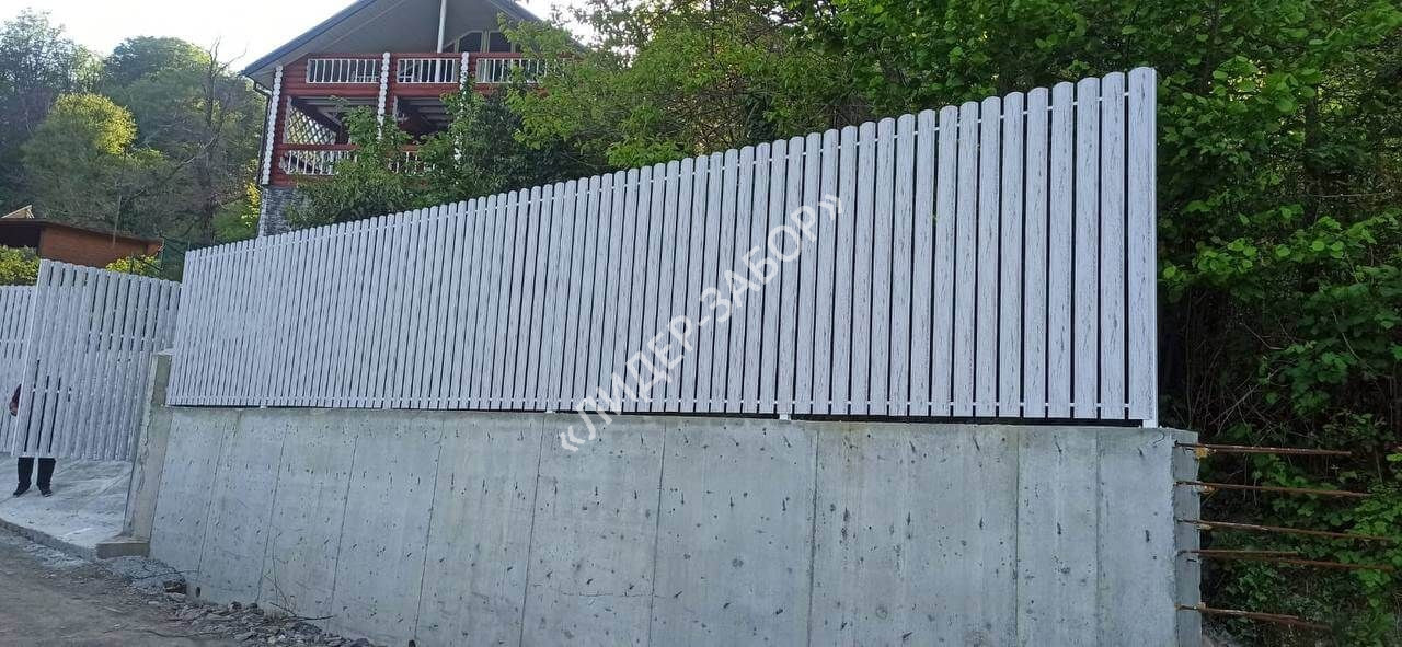 Купить Забор из штакетника под дерево для дачи